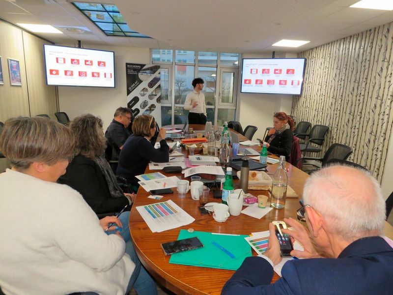 Lors d’une rencontre avec les membres du jury des Trophées de l’innovation, les candidats nommés ont présenté leurs produits candidats aux membres du jury.   (Source : simodec@rochexpo.com)