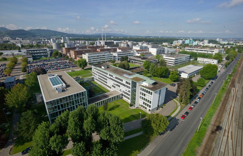 Platz 9: Roche Das Pharmaunternehmen Roche (im Bild der Standort Grenzach-Wyhlen) ist ein Experte für Labordiagnostik und entwickelt zum Beispiel Strategien zur personalisierten Medizin, etwa durch den Einsatz von Big Data. Im Ranking der Studenten landet es auf dem neunten Platz. (Bild: Roche)