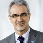 Titel, Name: Dr. Harald Schwager Geburtsjahr, -ort: 1960 in Speyer  Funktion: Mitglied des Vorstands Firma: BASF SE  Ausbildung: 1979 – 1984 Chemiestudium an der Universität Karlsruhe  Abschluss: Diplom 1986 Promotion am Max-Planck-Institut in Mülheim an der Ruhr zum Dr. rer. nat.   1986 – 1988 Forschungsaufenthalt an der University of California in Berkeley/USA   Berufliche Laufbahn: 1988 Eintritt in die Forschungsgruppe Katalysatoren für Polypropylen der BASF AG 1990 Arbeit in der Anwendungstechnik Polypropylen 1994 Tätigkeit im Marketing und im Vertrieb Polyvinylchlorid 1998 Leiter der Geschäftseinheit Vinylchlorid/Polyvinylchlorid in Brüssel/Belgien 1999 Managing Director der europäischen Gesellschaften der Solvin, einem Joint Venture von Solvay S.A. und BASF, Brüssel/Belgien 2003 Präsident des Unternehmensbereichs Anorganik 2006 Präsident des Verbundstandortes Ludwigshafen 2007 Präsident des Verbunds Site Management Europa 2008 Mitglied des Vorstandes, verantwortlich für die Bereiche Oil & Gas, Construction Chemicals, die Region Europa sowie Procurement  (Bild: BASF)