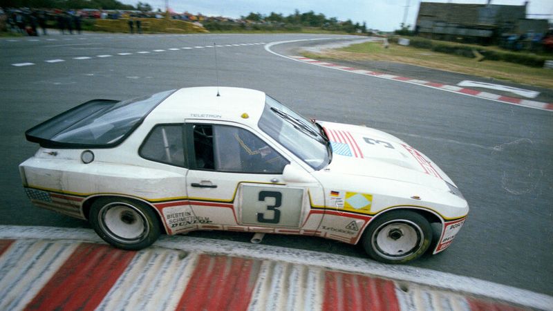 Der Prototyp des Porsche 924 Carrera GT (Werkscode 937) wurde 1979 auf der IAA in Frankfurt vorgestellt. Er sollte die Leistungsfähigkeit des 924 unterstreichen und gleichzeitig einen Ausblick auf die Karosserieform des geplanten Porsche 944 geben. Der Porsche 924 Carrera GT wurde nur 1981 in einer Auflage von 400 Exemplaren gebaut, von denen 200 in Deutschland verkauft wurden. Mit den sechs Prototypen zusammen ergibt sich eine Gesamtzahl von 406 gebauten Fahrzeugen. Der Wagen diente als Grundlage für die Entwicklung der Rennwagenmodelle Carrera GTS, GTP und GTR, die Anfang der 1980er-Jahre erfolgreich in Rennen der Sportwagen-Weltmeisterschaft wie z. B. dem 24-Stunden-Rennen von Le Mans eingesetzt wurden.  (Bild: Porsche)
