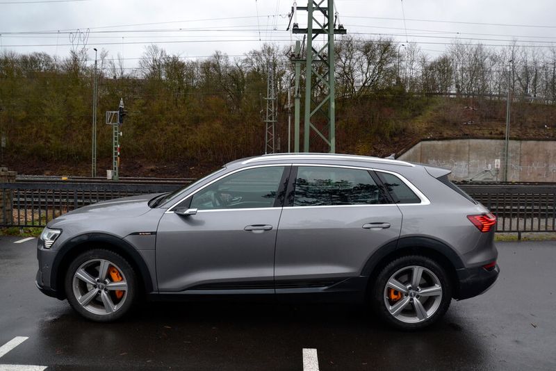 Das E-Auto zeigt sich äußerlich von seiner besten Seite, es ist… (Bild: Michel/»kfz-betrieb«)