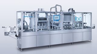 Mit dem Integrated Bottle Center 120 verpacken Pharmazeuten im schnellen Wechsel viele verschiedene Solida-Chargen in Flaschen. (Bild: Uhlmann)