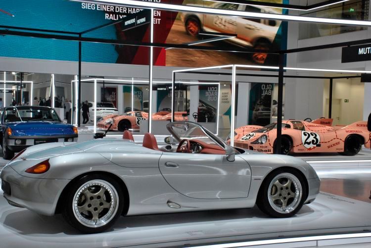 Auch wenn von Porsche-Puristen lange Zeit verpönt: Der Boxster – hier der erstmals gezeigte Prototyp – hat maßgeblichen Anteil am heutigen Erfolg der Marke. (Dominsky)