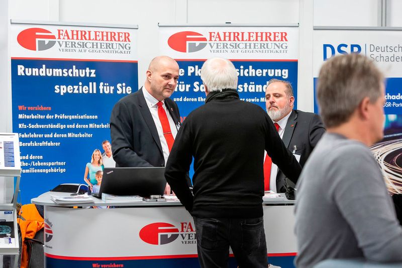 Die Ausstellerstände waren in den Pausen gut besucht, hier die Fahrlehrerversicherung, ... (Stefan Bausewein)