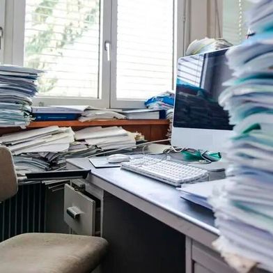 Deutsche Unternehmen klagen seit Langem über die überbordende Bürokratie. Experten haben jetzt mal analysiert, welche Summe das vor allem dem Mittelstand im Jahr kostet ... (Bild: Bürorio)