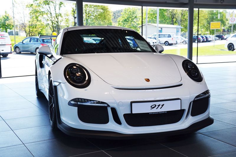 Im Ausstellungraum präsentiert das Autohaus über … (Michel/»kfz-betrieb«)