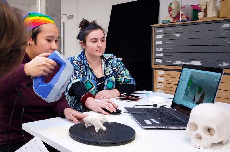 Studentinnen in Medical Art an der Universität von Dundee scannen einen Knochen. (Artec 3D)
