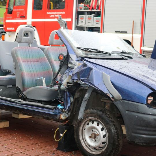 Bei der letztjährigen Autoverwertertagung zerlegte die Freiwillige Feuerwehr Hohenroda ein Unfallfahrzeug und demonstrierte, wie sie verletzte Personen im Notfall befreit.(Bild:  Andrea Müller/Kaputt GmbH)
