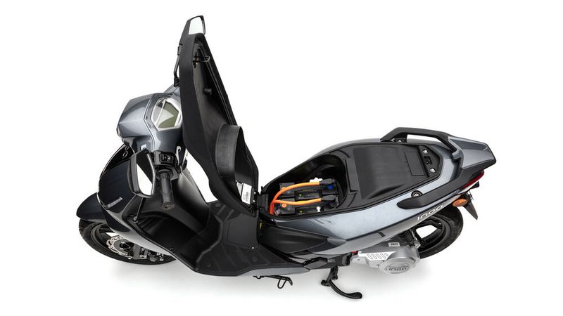 Mit zwei Akkus ist das Staufach unter der Sitzbank weitgehend ausgefüllt. (Bild: Nova Motors)