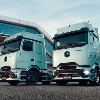 Bei Daimler Truck sind über 130.000 Lkw von einer weltweiten Rückrufaktion betroffen. Rund ein Fünftel davon sind in Deutschland unterwegs, wie es heißt. Betroffen sind die Modelle Actros (im Bild), Arocs und E-Actros. Ein schlecht versiegelter Chip könnte zum Brand führen ... (Bild: Daimler Truck)