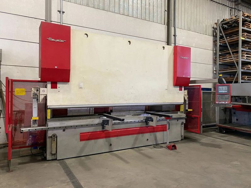 Ebenfalls versteigert wird dieses Beyeler-System: Eine Abkantpresse PR6 2500 KN × 4.100 Millimeter. (Bild: Surplex)