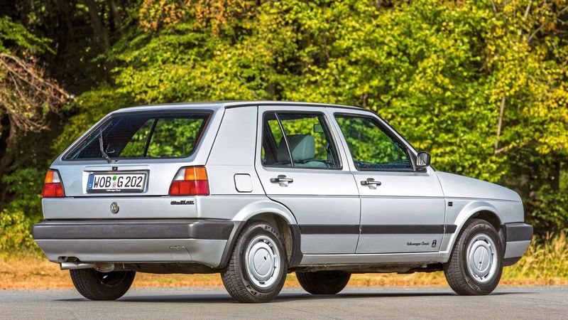 VW-Hausdesigner Herbert Schäfer hatte sich an den Linien des von Giorgio Giugiaro gezeichneten Ur-Golf orientiert. Gegenüber diesem wuchs der Golf II in der Länge um stattliche 17 Zentimeter auf 3,98 Meter, und der Radstand erreichte mit 2,48 Meter damaliges Mittelklasseniveau. (Bild: Volkswagen AG)