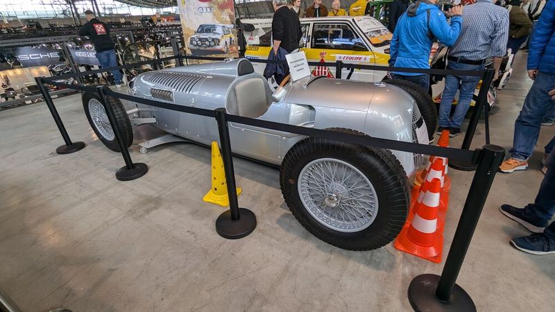 Auch eine schöne Replika ist diese eines Auto Union Typ C Rennwagens. (Bild: Dominsky – VCG)