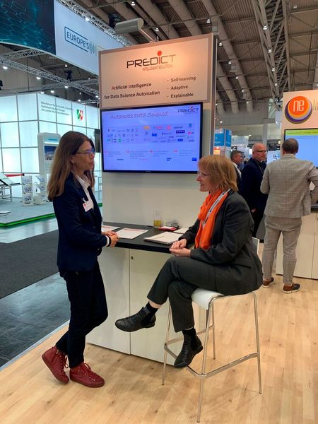 Bei IS Predict handelt es sich um ein Unternehmen, das auf den KI-Einsatz für Data Science spezialisiert ist. In dieser Funktion will es seine Kunden bei der Implementierung von Cognitive Machine Learning begleiten, indem es bereits bei der Evaluierung passender Anwendungsfälle sowie der anschließenden Rollout-Phase unterstützt. Am Stand konnte man unter anderem etwas über ein Projekt bei Bosch erfahren, in dem komplexe Prozesse vorausschauend optimiert werden können, wodurch manuelle Prüfverfahren zur Qualitätssicherung automatisierbar werden. (Bild: Vogel Communications Group)