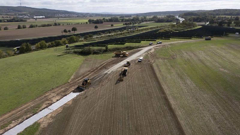Kick-off für den Solarpark Parensen: Insgesamt 39 eigenständige PV-Anlagen mit einer Leistung von jeweils 242 Kilowattpeak sollen auf rund 11 Hektar entstehen.(Bild:  Wirsol)
