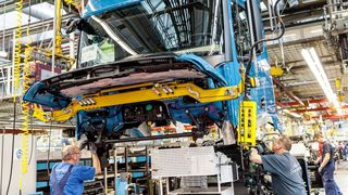 Auch Daimler Truck (hier ein Blick in die Montage in Wörth) muss sparen! Dabei werden auch Stellen wegfallen, wenn auch möglichst sozialverträglich. Immerhin wird es laut Aussage der Entscheider in den nächsten 10 Jahren keine betriebsbedingten Kündigungen geben ... (Bild: Daimler Truck)