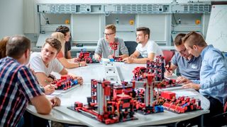 Mit den Konstruktionsbaukästen von Fischertechnik lassen sich Prozesse einer smarten Fabrik nachbilden. (Bild: Fischertechnik)