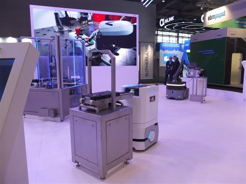 Bei Dassault steuert ein KI-gestützter digitaler Zwilling die Zusammenarbeit von mobilen...  (Bild: Ute Drescher/VCG)