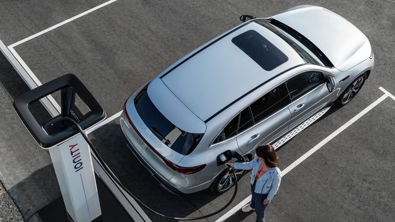 Über 90 Prozent der befragten Autohäuser rechnen auch für das Restjahr mit einer schlechten Bestellsituation in Sachen BEVs.(Bild:  Daimler)