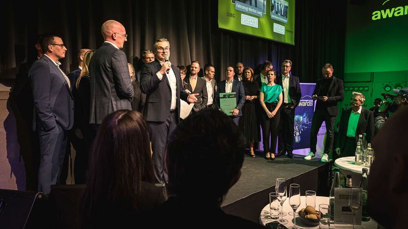 Finalist Fahrzeug-Werke Lueg war mit einem großen Team nach Würzburg gekommen. Benjamin Kaiser holte alle Kollegen auf die Bühne. Ohne sie wäre es gar nicht möglich gewesen, den Award zu gewinnen, sagte Kaiser. (Bild: Stefan Bausewein)