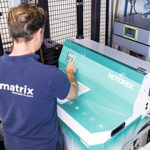 L'équipe Motorex a accompagné l'entreprise néerlandaise Promatrix à mettre en place l'utilisation de FLUIDLYNX sur six machines-outils, puis douze. (Source :  Motorex AG)