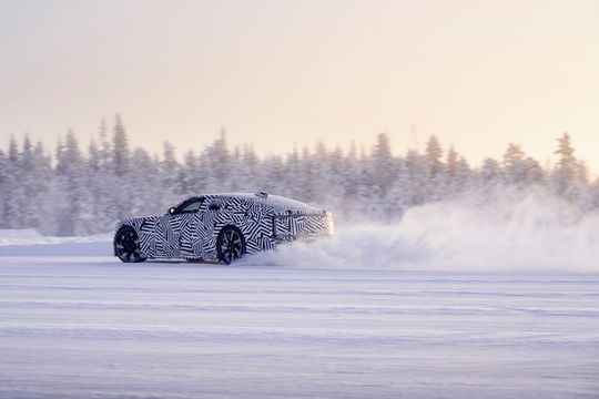 Jaguar TCS Racing hat eine mehrjährige Vereinbarung mit Schaeffler als offiziellem Zulieferer geschlossen. Im Bild: Die Prototypen des neuen vollelektrischen Jaguar Luxury GT bei der Wintererprobung mit Temperaturen bis zu minus 40° Celsius. (Bild:  Jaguar)