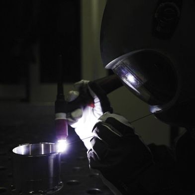 Beim WIG-Schweißen verbindet ein Lichtbogen die Elektrode mit dem Werkstück. (Bild: Toolcraft)