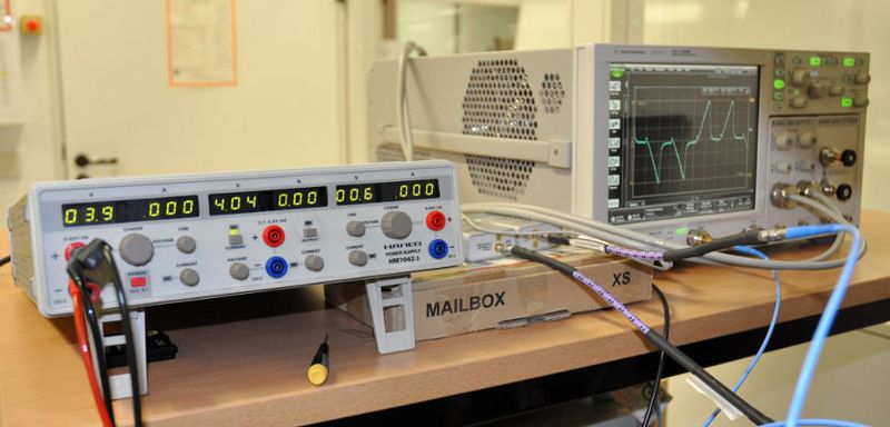 Breitbandiges Oszilloskop zur Messung und Signalüberwachung. (Bild: Heinz Nixdorf Institut, Universität Paderborn)