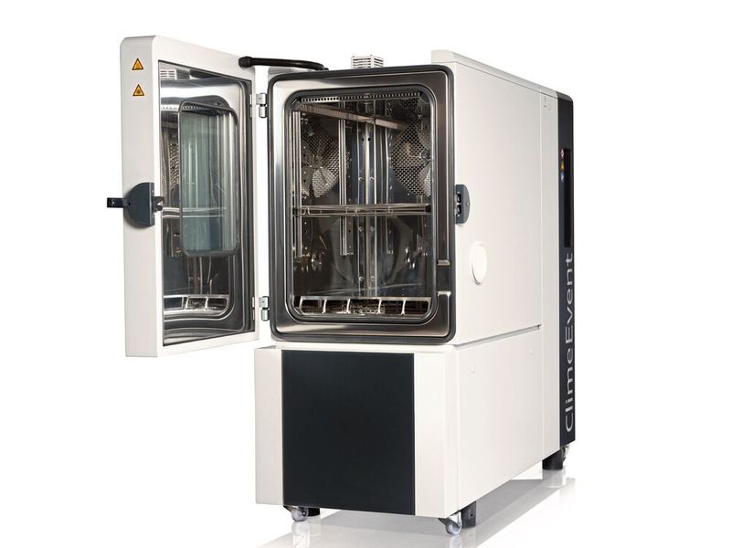 Weiss Technik hat seine Klimaprüfschränke der Serie Climeevent umfassend überarbeitet. Das neue Schienensystem ermöglicht die Kombination herkömmlicher Einlegegitter mit Auszugsschienen.  (Bild: Weiss Technik GmbH)