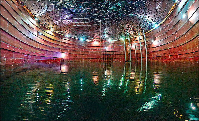 In November 2014, the water test of both LNG terminal tanks was commenced in Świnoujście. It is in them where the liquefied gas is stored. The tank tests consisted in pumping in 100 thousand cubic metres of water. It is equal to 33 Olympic-size swimming pools. (Polskie LNG)