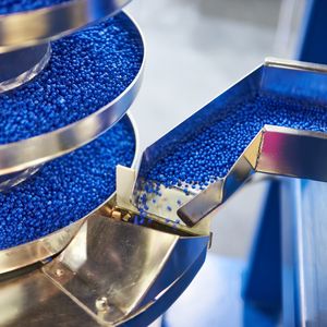 Die Großindustrie setzt jährlich über 250 Millionen Tonnen Plastikpellets um. Für die Freisetzung von Mikroplastik ins Meer sind aber andere Quellen relevanter. Woher das meiste Plastik in die Ozeane gelangt, erfahren Sie in dieser Bildergalerie (basierend auf einer Schätzung der International Union for Conservation of Nature). (Bild: ©Sergey Ryzhov - stock.adobe.com)