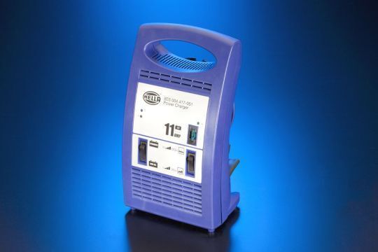 Das vollautomatische Hochfrequenzladegerät für Bleisäure-, AGM-, Gel- und Calcium-Batterien hat eine mehrstufige Ladekennlinie. (Hella)