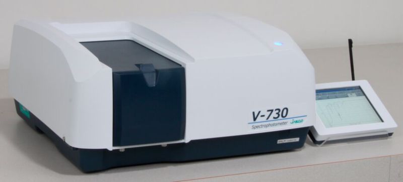 Das Jasco V-730 UV/Vis-Spektrophotometer mit 1 nm Bandbreite, 190 bis 1.100 nm und großem Zubehör-/Softwareportfolio für Routine, Ausbildung und Forschung. (Bild: Jasco Deutschland GmbH)