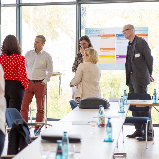 Beim Visionsprozess hat mit „Think Global“ der erste Workshop zu den Handlungsempfehlungen stattgefunden. Beim nächsten Termin am 23. Juni stehen „Sinn“ und „Purpose“ im Mittelpunkt. Beim Visionsprozess hat mit „Think Global“ der erste Workshop zu den Handlungsempfehlungen stattgefunden. Beim nächsten Termin am 23. Juni stehen „Sinn“ und „Purpose“ im Mittelpunkt.