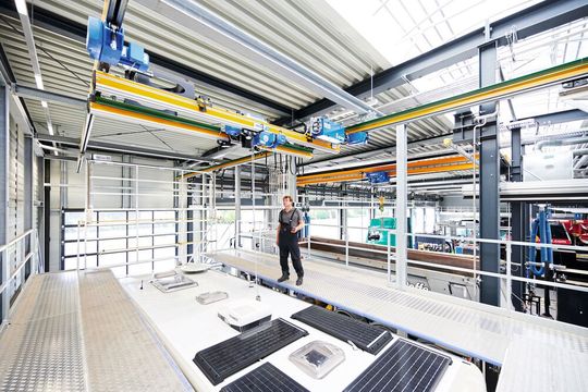 Ein Abus-HB-Kran ZHB mit 1 Tonne Tragfähigkeit überspannt den Dacharbeitsplatz. Hier werden die oft am Dach montierten Klimaanlagen, Brennstoffzellen und die Hochvolttechnik von Hybrid- und Elektrobussen gewartet.(Bild:  Abus)