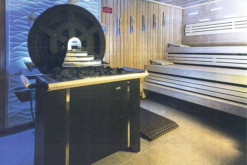 Mühlensauna, mit der für die gewerbliche Sauna sowohl ein permanenter Aufguss für das Feuchte-Warmluftbad als auch ein Eventaufguss in finnischer Sauna möglich ist. (Bild: EOS Saunatechnik GmbH)