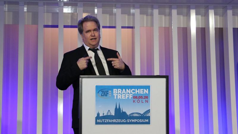 Emissionsgrenzwerte treffen indirekt auch kleine und mittlere Anhängerhersteller, erläuterte Ralf Saatkamp von der System Trailers Fahrzeugbau GmbH. (Bild: Klasing)