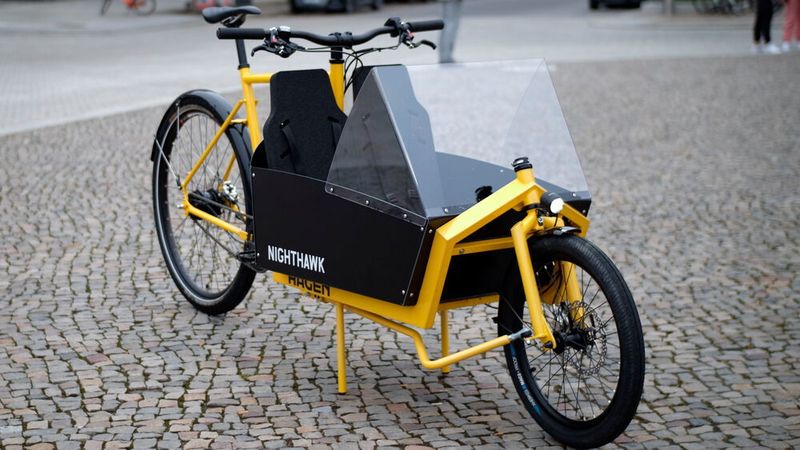 Einen klassischen Long-John-Typen hat die frisch in Deutschland gestartete Marke Hagen Bikes im Angebot. Der Tieflader des in Estland produzierenden Fahrradherstellers ist mit Bio- oder E-Antrieb sowie in den drei Standardlängen Mini, Flagship und XL erhältlich. In der Basisausstattung bietet das Cargobike eine schlichte Ladefläche, für die optional verschiedene Aufbauten für den Gepäck- oder Kindertransport bestellbar sind. Alle Modelle des Herstellers zeichnen sich durch eine Zuladung von 180 Kilogramm aus. Bei der E-Version unterstützt der S-Mag von Brose in Kombination mit einem 630-Wh-Akku den Fahrer. Rund 70 Kilometer Reichweite soll die Batterie erlauben. Kombiniert ist der E-Antrieb mit einer Heavy-Duty-Automatic-Nabe von Enviolo und einem Gates-Riemenantrieb. Wer vollständig auf Muskelkraft setzen will, kann zwischen einer Alfine-Nabe mit 8 Gängen oder einer neunstufigen Kettenschaltung wählen. Die Preise starten bei 2.540 Euro für die muskelbetriebene Variante beziehungsweise 5.340 Euro für die E-Version. (Hersteller)