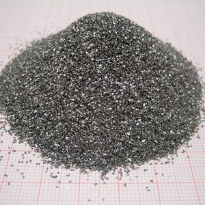 Magnetokalorische Materialien können als Granalien vorliegen, in feinkörnigem Zustand, der auch vorliegt, wenn flüssiges Metall als feiner Strahl in Wasser gesprüht wird.