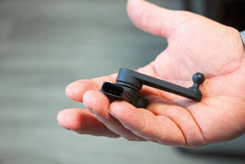 Der Sensor mit umgossener Elektronik wurde im Vakuumguss mit PU gefertigt. (Bild: © Simone Käfer)