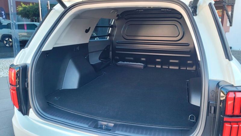 Den KGM Torres EVX gibt es künftig auch mit Ladefläche statt Rücksitzbank.(Bild:  Wehner - VCG)