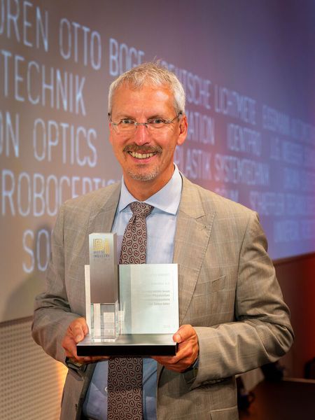 Der Gewinner in der Kategorie Industrie 4.0: Klingelnberg GmbH (Hückeswagen) mit ihrem Cyber-Physischen Produktionssystem für Zahnräder. (Bausewein / Vogel Communications Group)