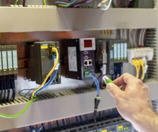 (Laut dem Indusol Vortex Report fielen in 50 Prozent aller Fälle Maschinen im Jahre 2021 wegen Verbindungsproblemen an Steckern, Kabeln und Switchen aus. Bild: Lapp)