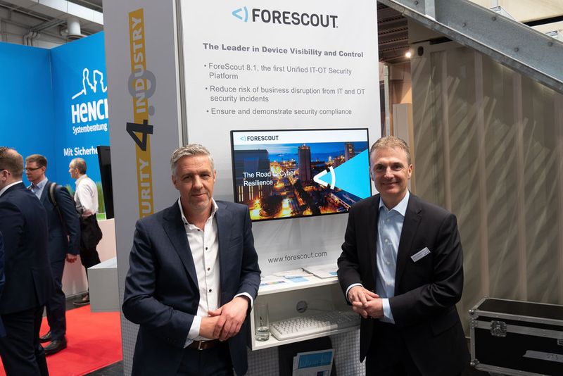Forescout  Der Security-Anbieter Forescout hat sich darauf spezialisiert, Geräte bereits in dem Moment zu sehen, wenn sich diese mit dem Netzwerk verbinden. Als ein Highlight zeigte das Unternehmen mit Forescout CounterACT® eine Sicherheitslösung für gleichermaßen physische wie virtuelle Umgebungen, die Netzwerkgeräte und Anwendungen nicht nur identifiziert sondern auch bewertet, sobald sich diese mit einem Netzwerk verbinden. Mehr Informationen unter www.forescout.de  (Bild: Vogel Communications Group)