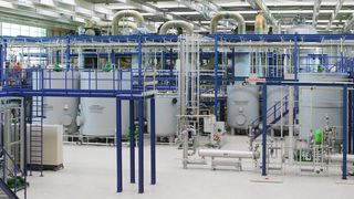 Vormontage der Chemiewaffenvernichtungsanlage mit Abwasseraufbereitung, Turaktor und integrierter Abluftreinigung für den Standort Potschep, Russland.  (Eisenmann)