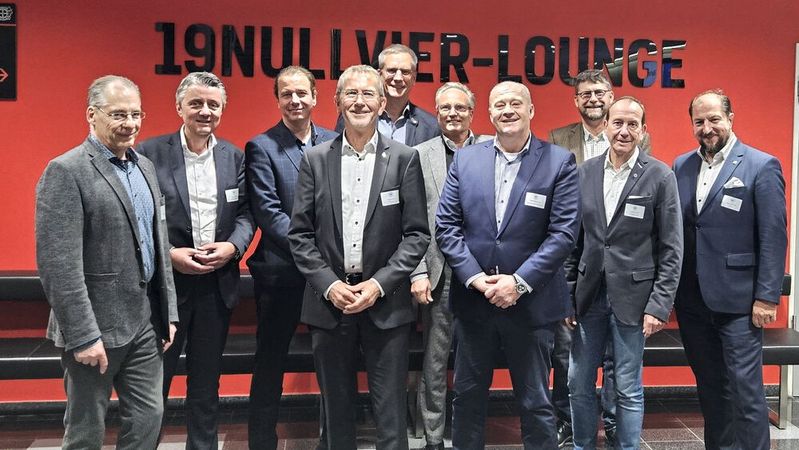 Der Vorstand des Kfz-Gewerbes NRW wurde wiedergewählt: Klemens Hellenbrand (v. l.), Jürgen Kroos, Stefan Bäckmann (neu dabei), Frank Mund, René Gravendyk, Hermann Kattenstroth, Detlef Peter Grün, Christian Will, Jörg Markwort und Geschäftsführer Marcus Büttner.(Bild:  Zietz - VCG)