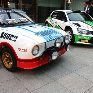 Skoda ist derzeit rasant unterwegs. Das gilt im Rallye-Sport ebenso wie mit aktuellen Einschränkungen im Neuwagenverkauf. Im Bild der aktuelle (re.) Rallyewagen sowie links sein berühmter Vorgänger, der Skoda 130 RS.(Bild:  Grimm / »kfz-betrieb«)