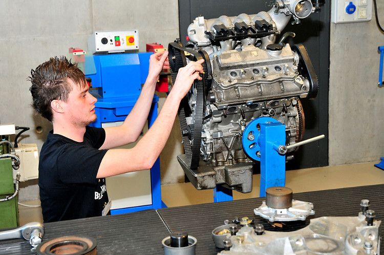 Der zweite deutsche Teilnehmer, Alexander Bausch, arbeitet hier am Zahnriemen. (Foto: Schmidt)