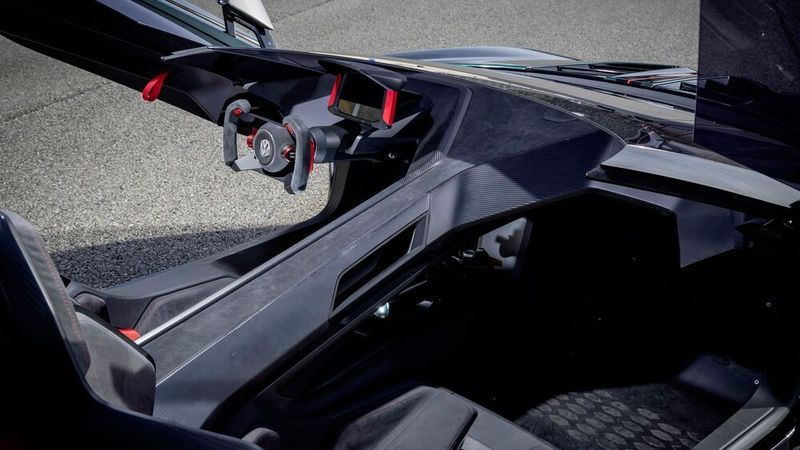 Innen geht es sportlich-minimalistisch zu. (Bild: VW)