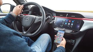 Wer sich im Mietwagen oder beim Carsharing mit dem Auto vernetzt, hinterlässt viele digitale Daten. Die werden vor der Übergabe an den nächsten Fahrer oft nicht gelöscht. (Bild: ADAC)
